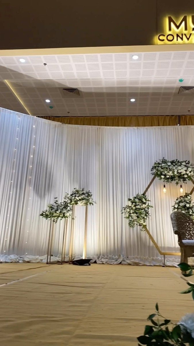 A Munnas wedding moment, golden-hour reception light